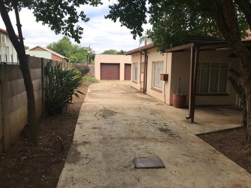 THREE [3] BEDROOM HOUSE FOR SALE IN MOUNTAIN VIEW [ PRETORIA] BARGAIN - Photo 2