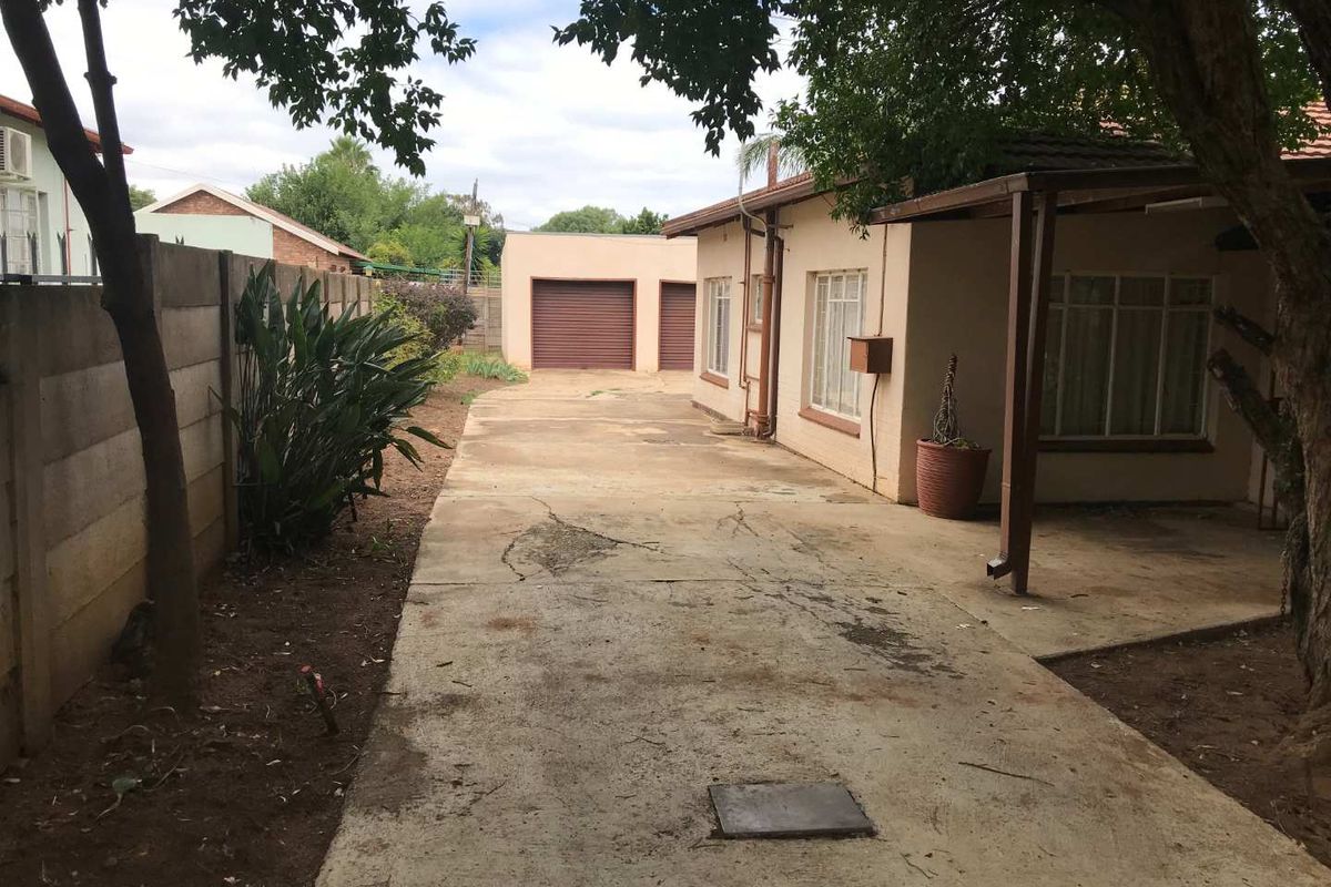 THREE [3] BEDROOM HOUSE FOR SALE IN MOUNTAIN VIEW [ PRETORIA] BARGAIN - Photo 2