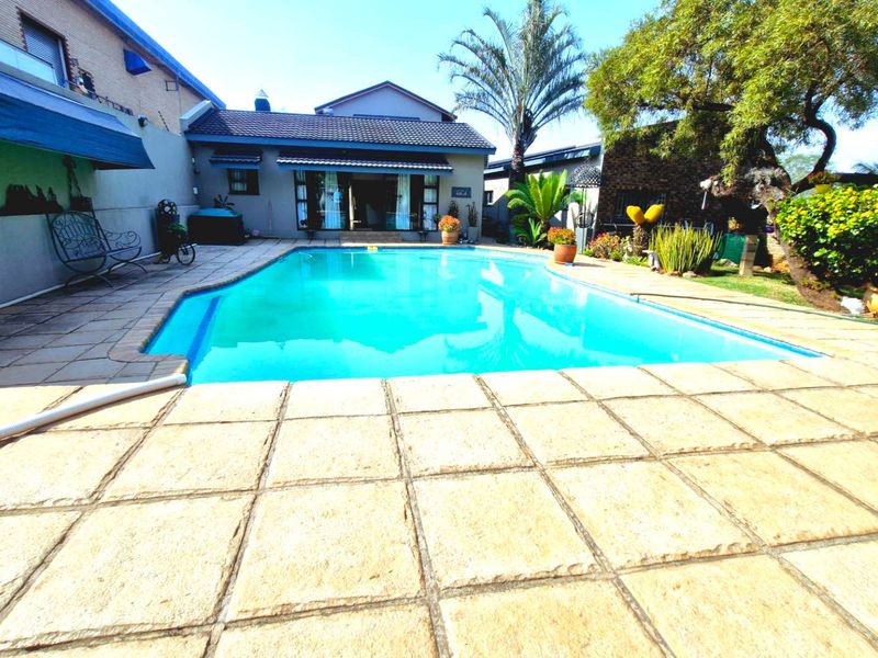 IMMACULATE & EXCEPTIONALLY SPACIOUS FAMILY HOME - Photo 1