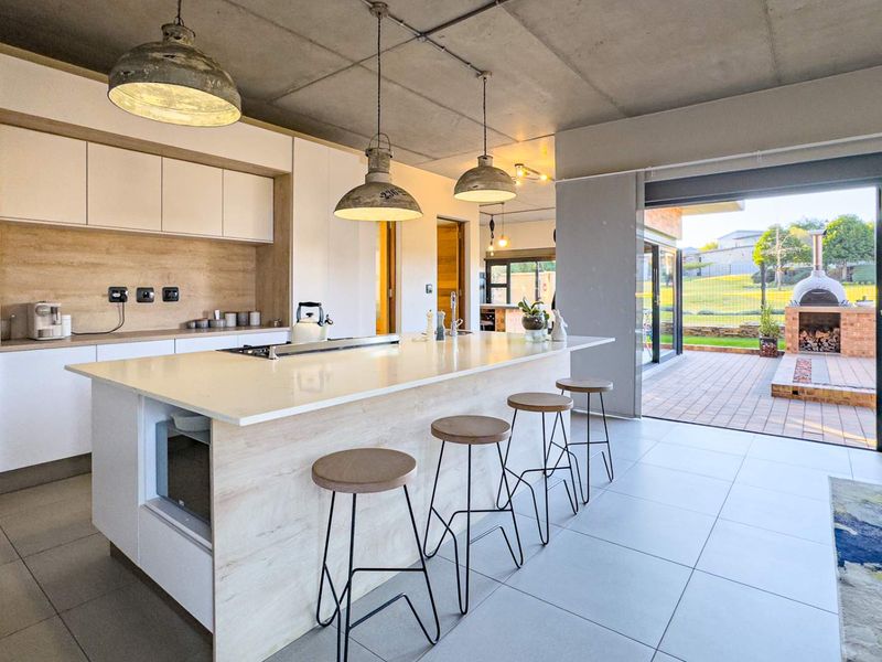 Modern refinement with a view - Photo 9