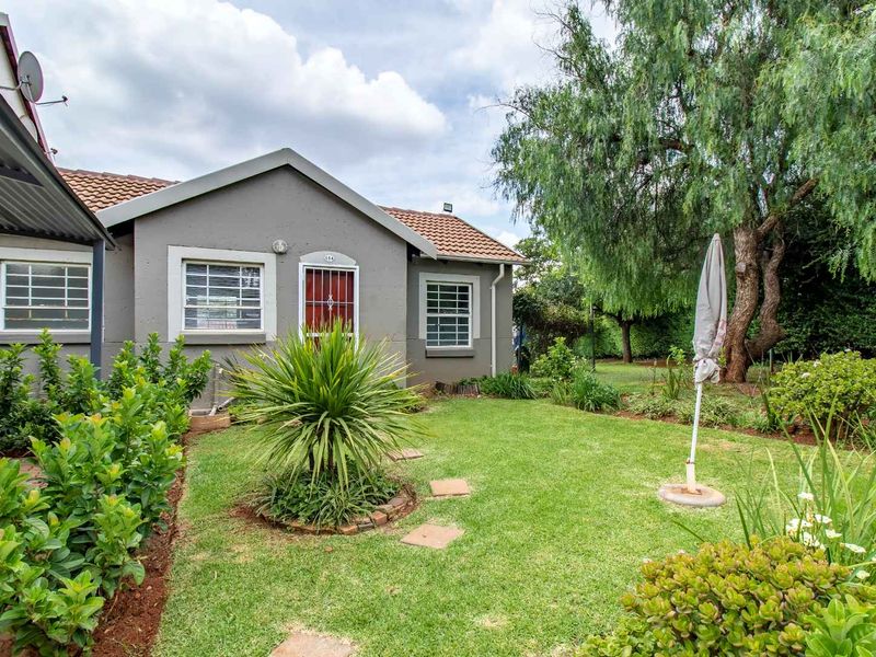 LOVELY THREE BEDROOM TOWNHOUSE - Photo 2