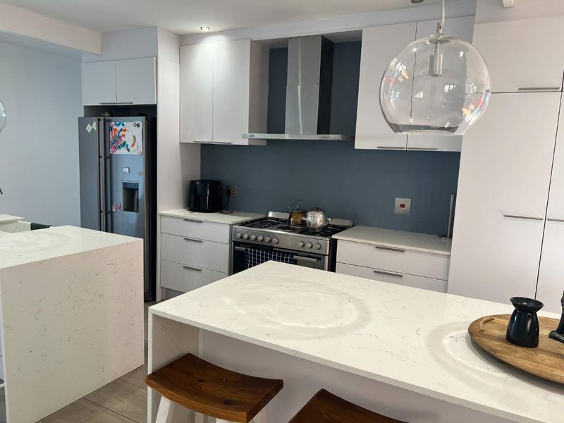 ELEGANT FAMILY HOME WITH LUXURY FEATURES - Photo 5