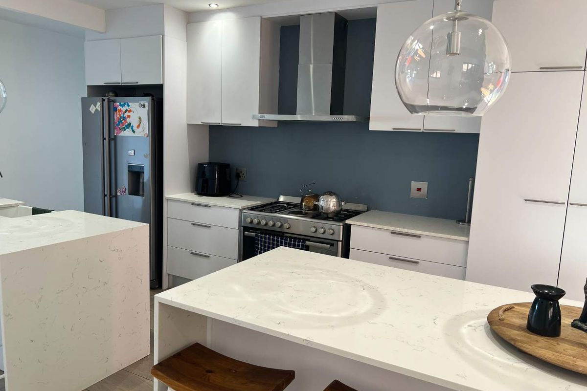 ELEGANT FAMILY HOME WITH LUXURY FEATURES - Photo 5