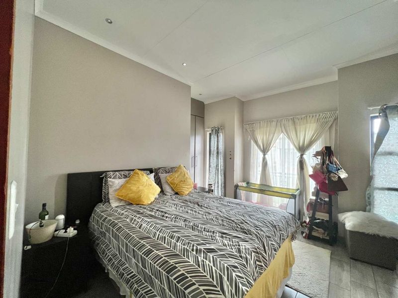 Modern 3-Bedroom, 2-Bathroom Double-Storey Home for Sale - Photo 8