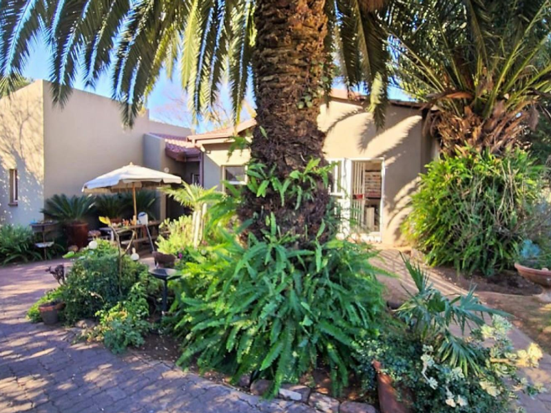 Spacious Family Home with Study and Staff Accommodation - Photo 2