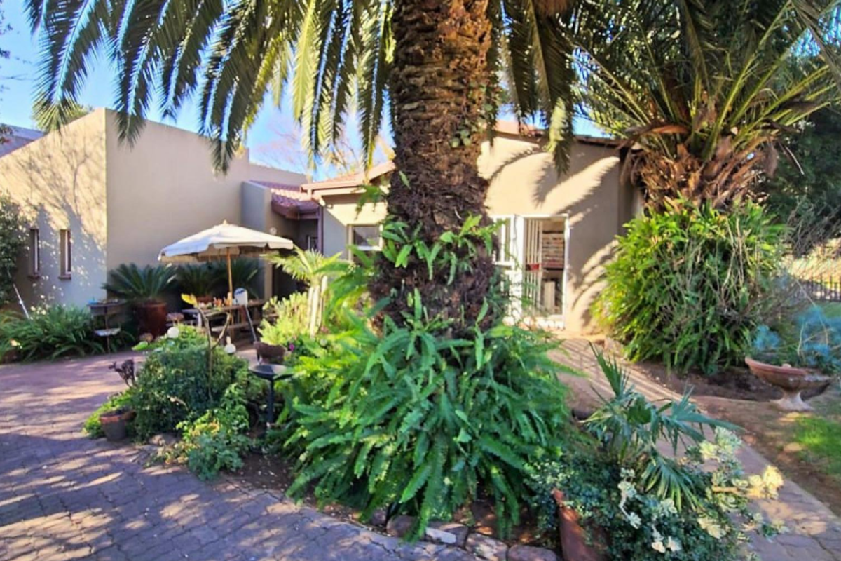 Spacious Family Home with Study and Staff Accommodation - Photo 2
