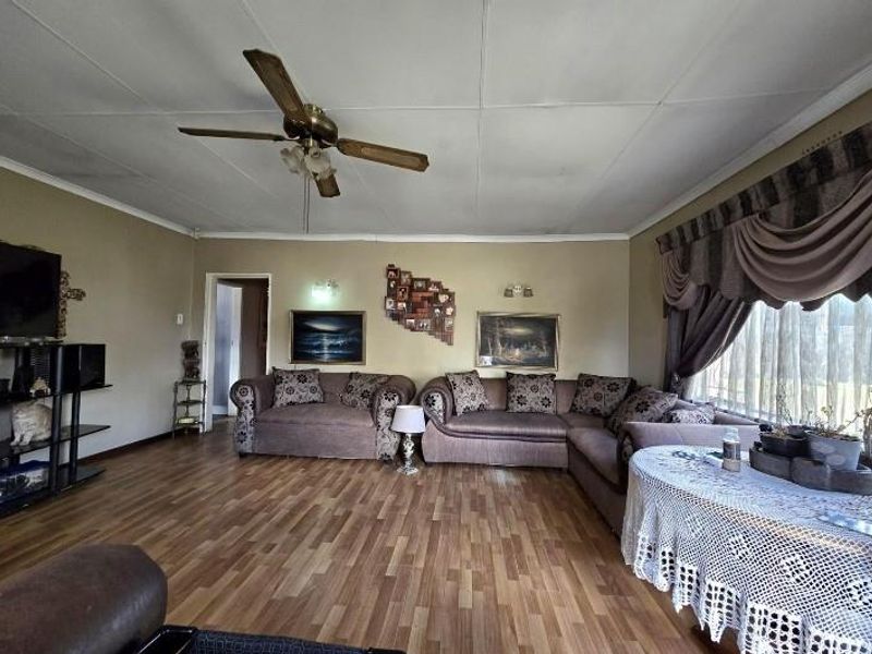 Three Bedroom Home with Flatlet For Sale in General Alberts Park - Photo 3