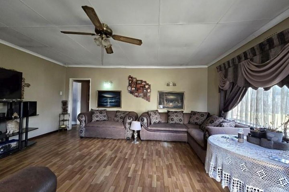 Three Bedroom Home with Flatlet For Sale in General Alberts Park - Photo 3