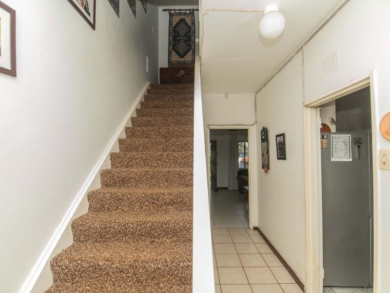 Spacious 3 Bedroom Duplex with Private Garden & Pet-Friendly Living - Photo 6