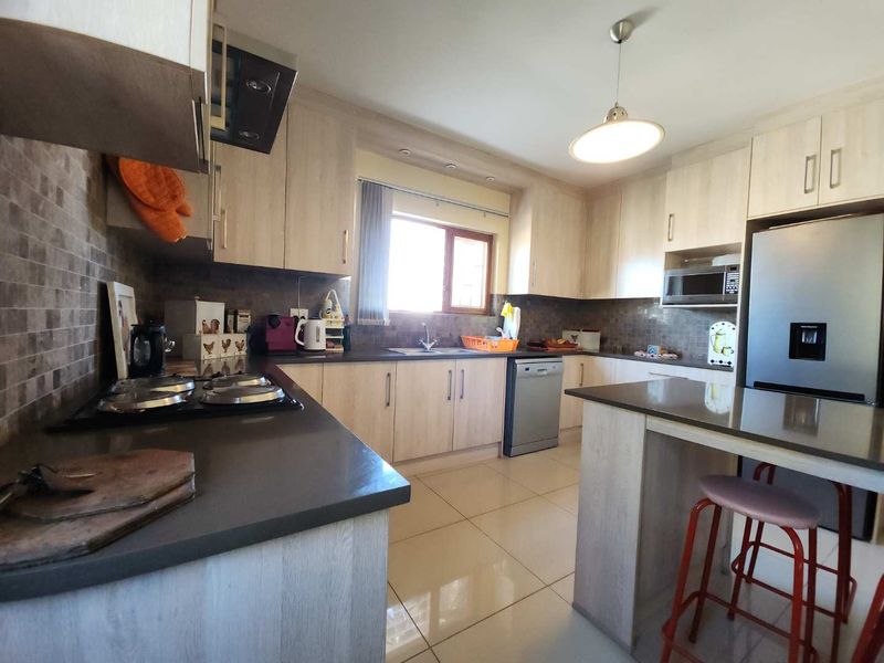 4 Bedrooms plus 2-bedroom flat awaits you. - Photo 5