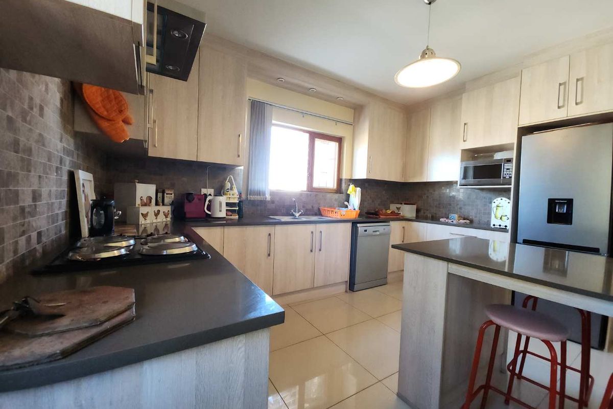 4 Bedrooms plus 2-bedroom flat awaits you. - Photo 5