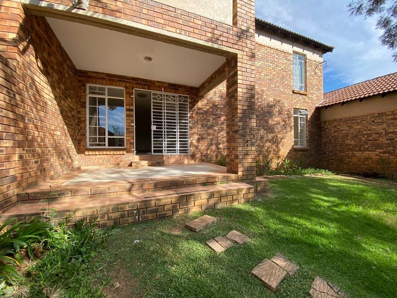 Charming 2-Bedroom Townhouse with Secure Parking & Garden - Photo 2