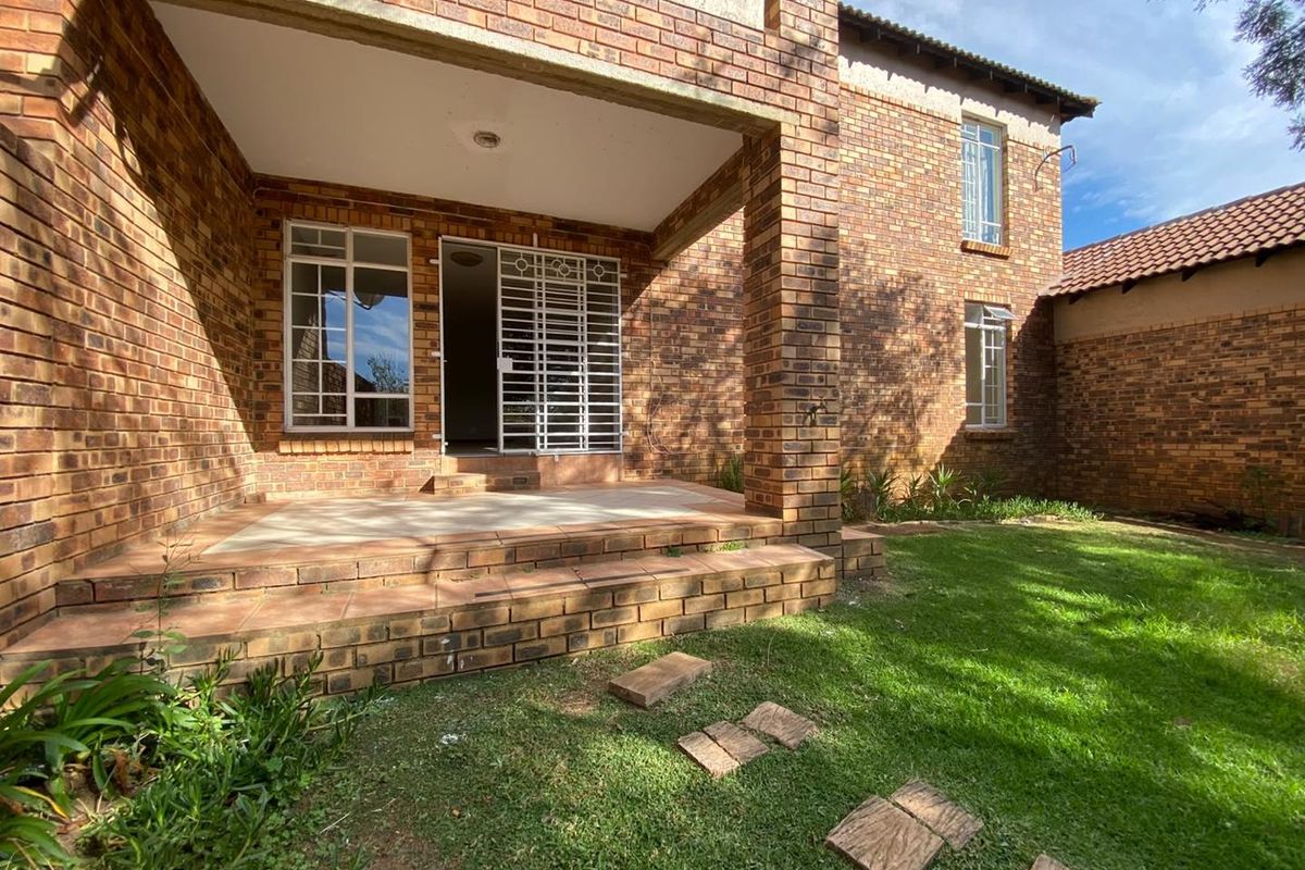 Charming 2-Bedroom Townhouse with Secure Parking & Garden - Photo 2