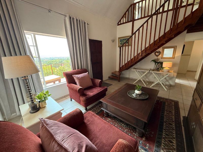 Elegant 3-Bedroom Duplex Showcasing Modern Comforts and Stunning Views - Photo 8