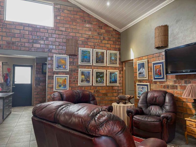The perfect balance of practical design, open space and abundant natural light. - Photo 6