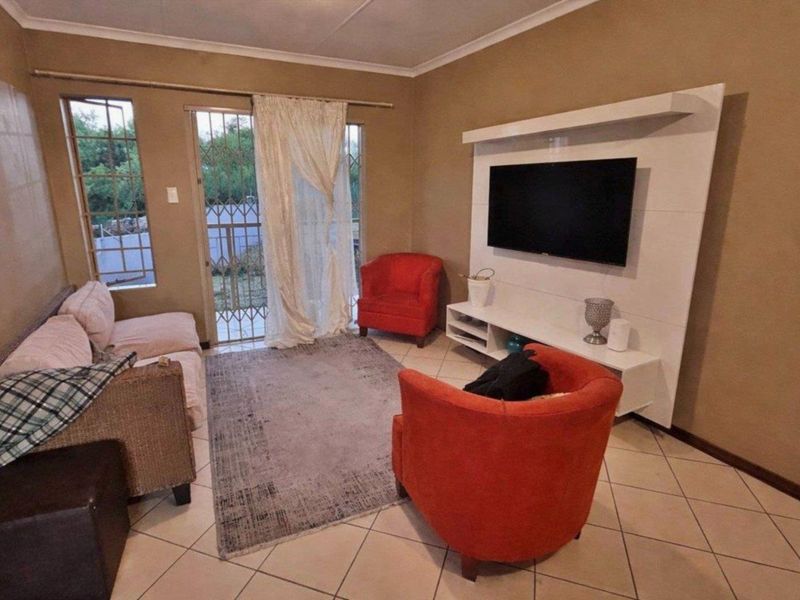 Charming 3 Bedroom Apartment for Sale in Equestria - Photo 2