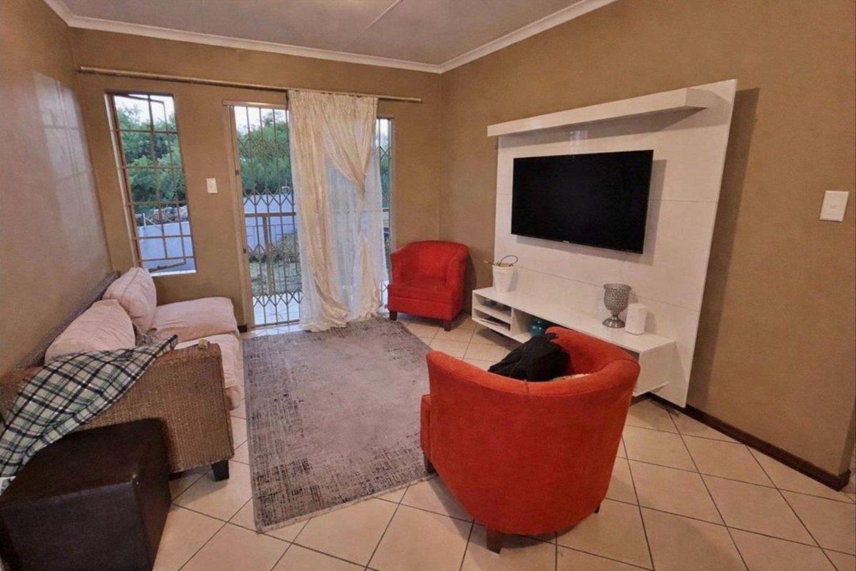 Charming 3 Bedroom Apartment for Sale in Equestria - Photo 2