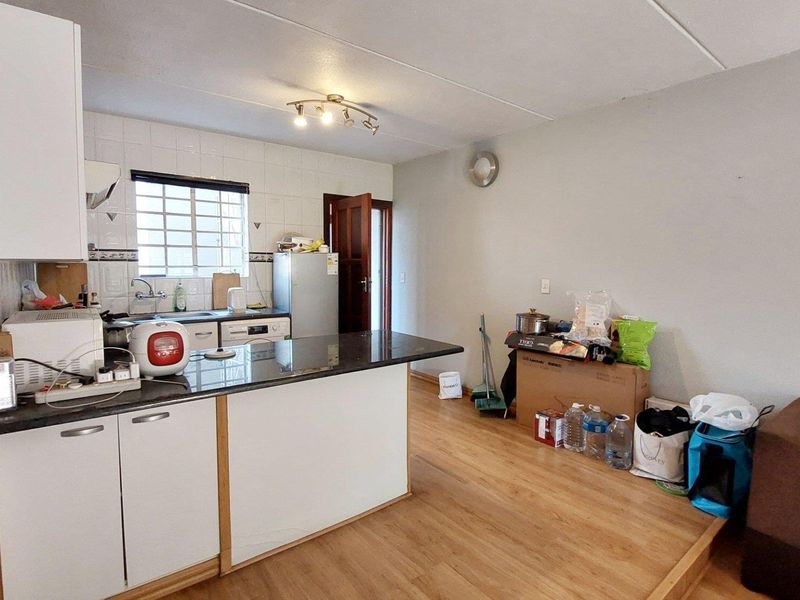 2 bedroom, 1 bathroom Ground Floor apartment with Direct Access to the Spruit - Photo 3