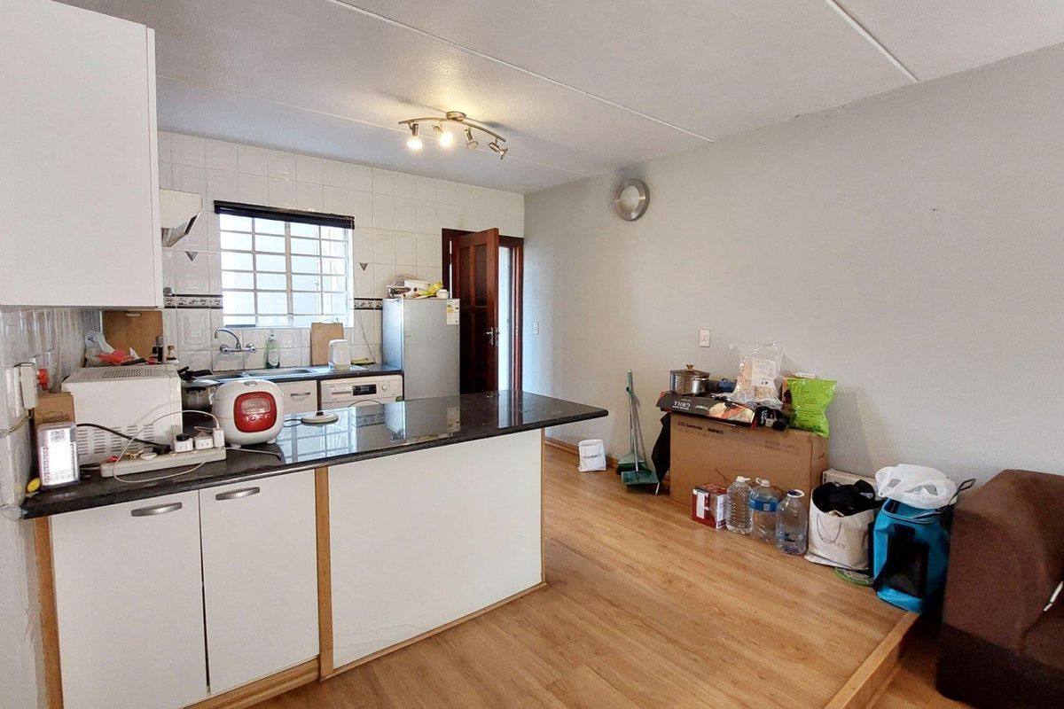 2 bedroom, 1 bathroom Ground Floor apartment with Direct Access to the Spruit - Photo 3