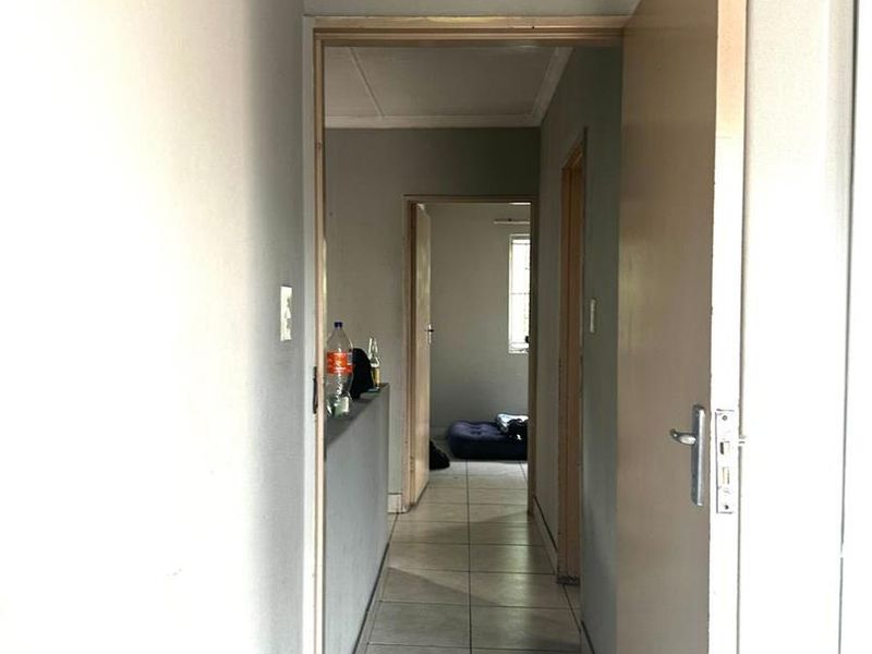 Step into comfort and convenience with this beautifully maintained 3-bedroom flat, perfectly designed for modern living. - Photo 8