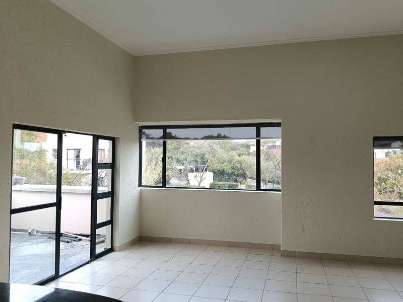 Stylish Golf Estate Living | Spacious Penthouse Apartment with Dual Balconies in Jackal Creek - Photo 7