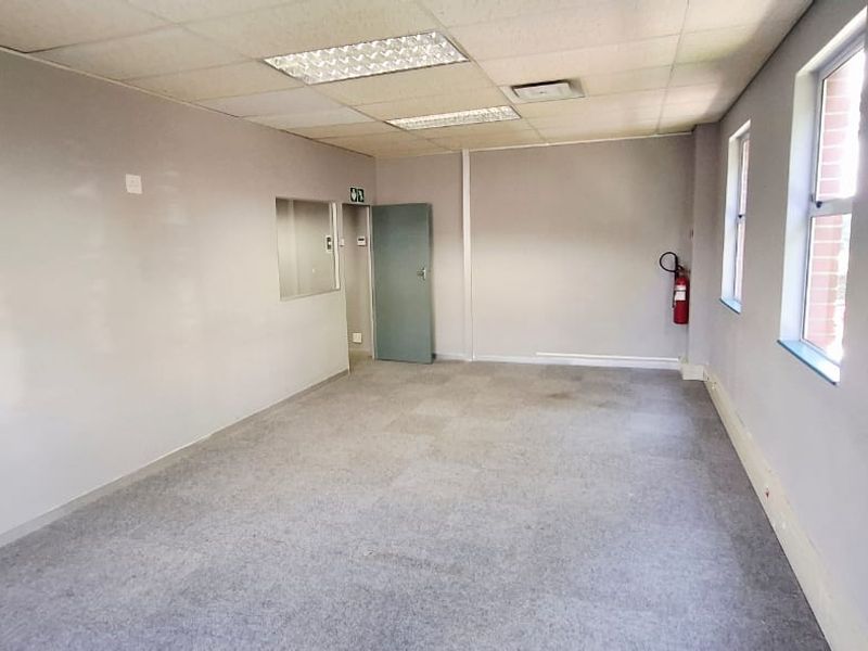 "Elevate Your Business: Spacious Office with Flexible Layout!" - Photo 8