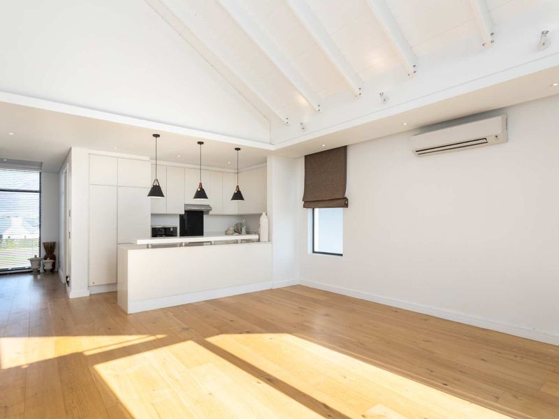 Luxurious Unfurnished Two-Bedroom Polo Village Apartment on Val de Vie Estate - Photo 7