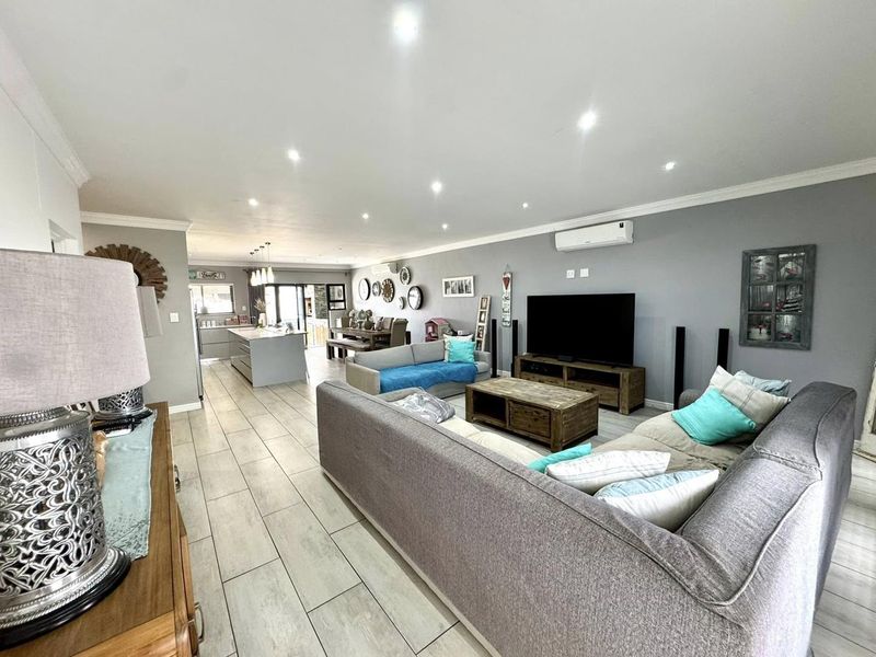 4 Bedroom House For Sale in Elisenheim - Photo 8