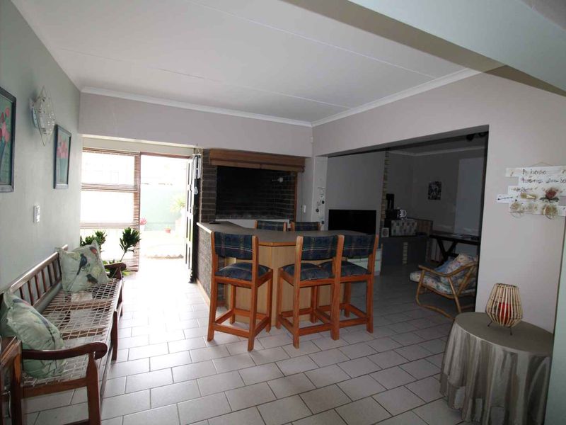 Neat as a pin Family home - Photo 4