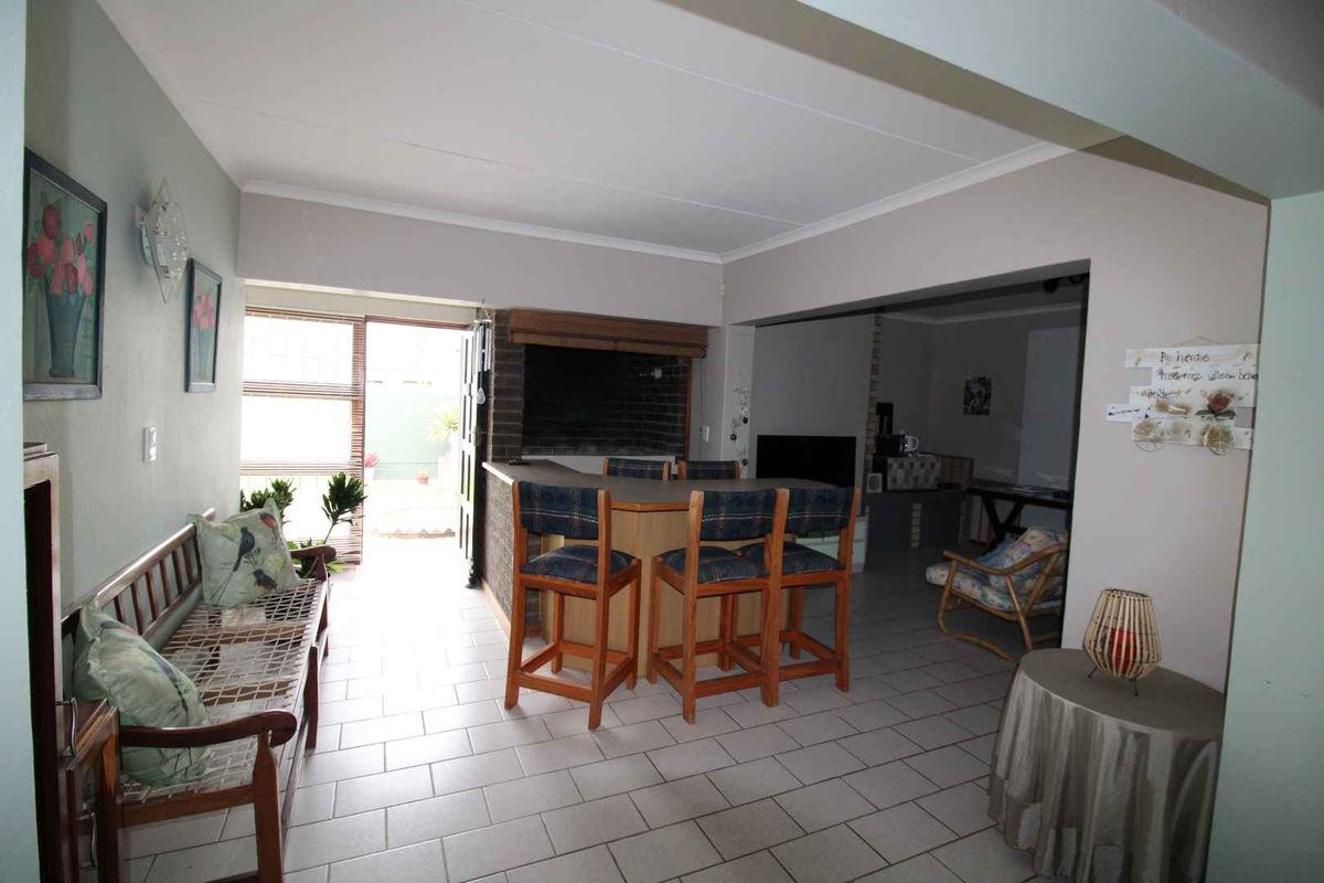 Neat as a pin Family home - Photo 4