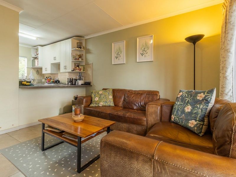 Neat & Tidy, Two bedroom simplex in security estate - Moreleta Park - Photo 3