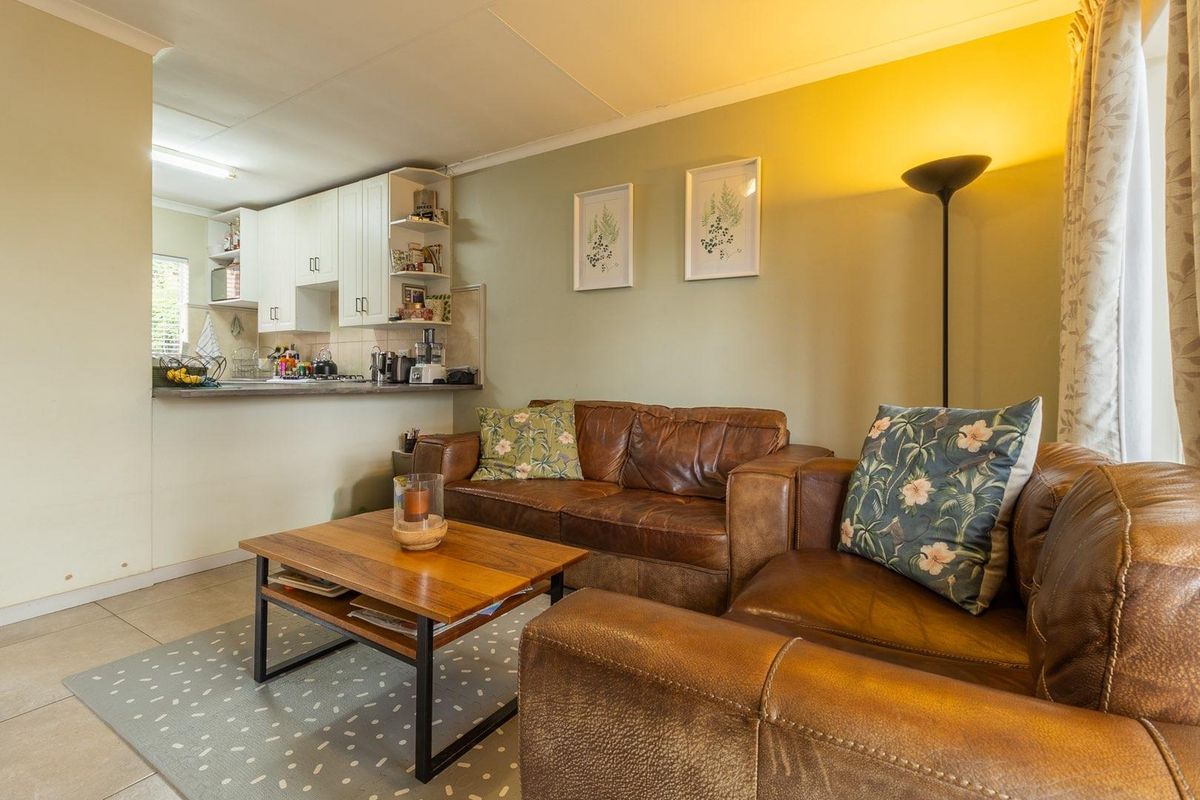 Neat & Tidy, Two bedroom simplex in security estate - Moreleta Park - Photo 3