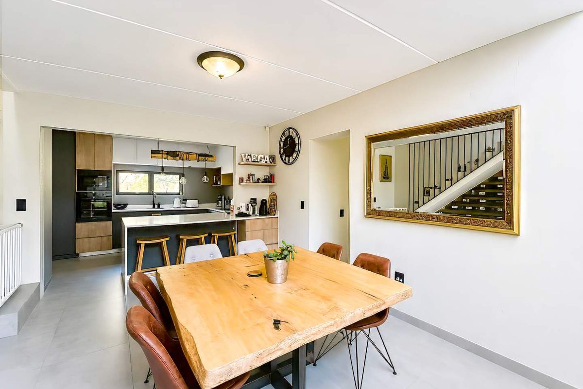 Modern Contemporary Living with Everyday Convenience - Photo 5