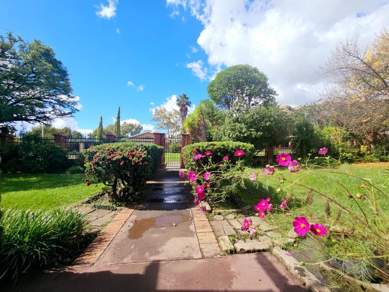 Live Where Everything You Need Is Just Around The Corner. - Photo 2