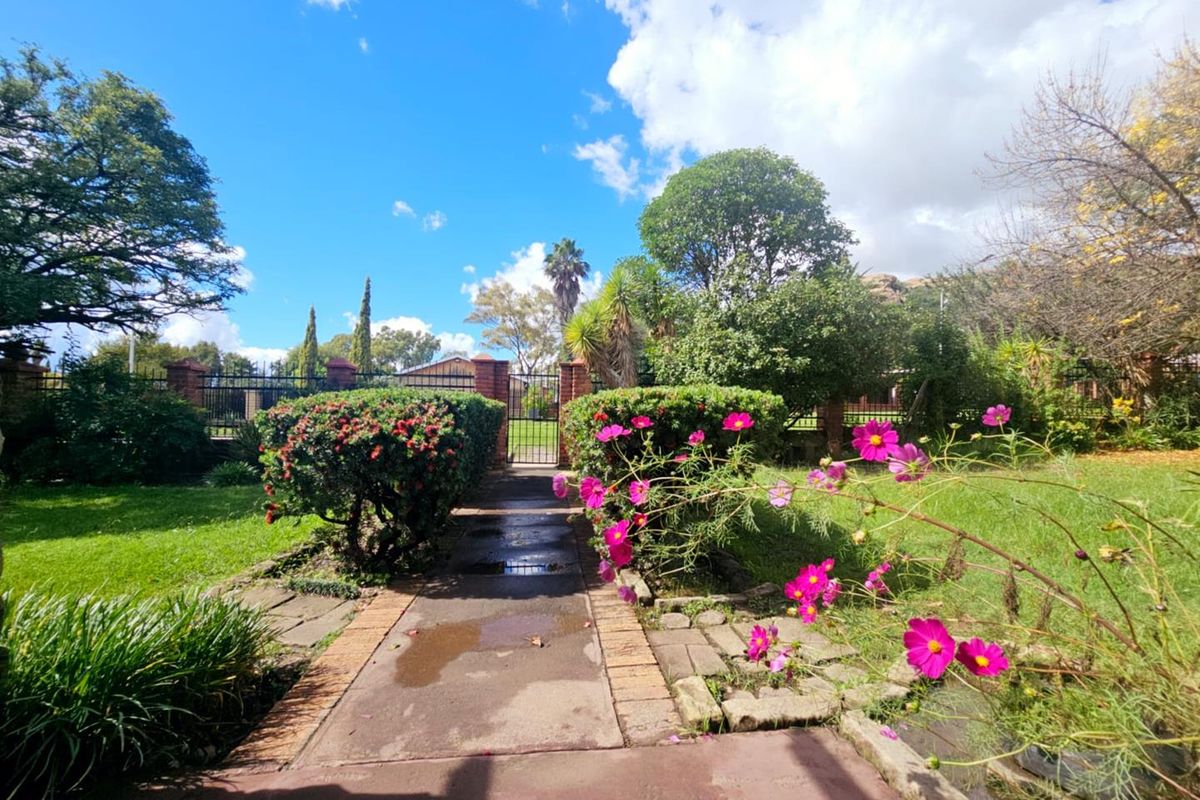 Live Where Everything You Need Is Just Around The Corner. - Photo 2