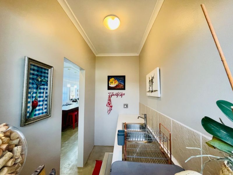 Beautiful 4 Bedroom Coastal Home in Sought-after Linkside, Mossel Bay - Photo 8