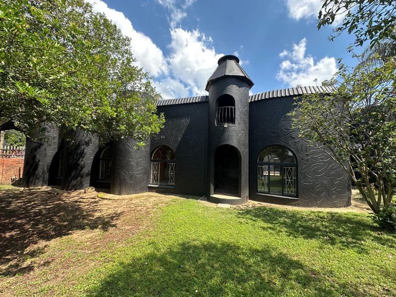 4 BEDROOM FAMILY HOME WITH BACHELOR FLAT - Photo 2