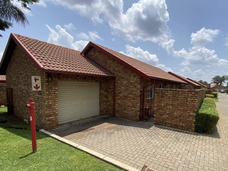 2 Bedroom Townhouse in Rooihuiskraal North. - Photo 2