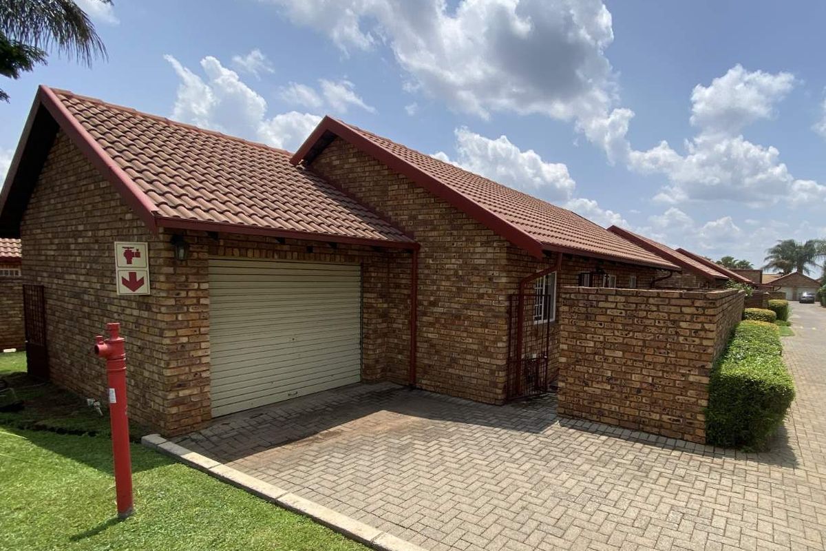 2 Bedroom Townhouse in Rooihuiskraal North. - Photo 2