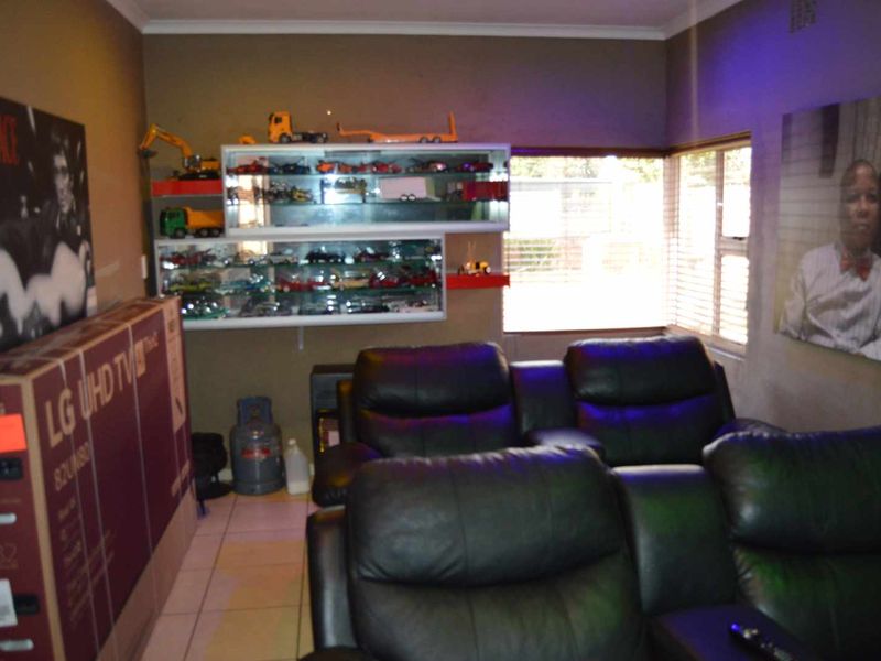 Modern 4 Bedroom Home For Sale in Brackendowns - Photo 5