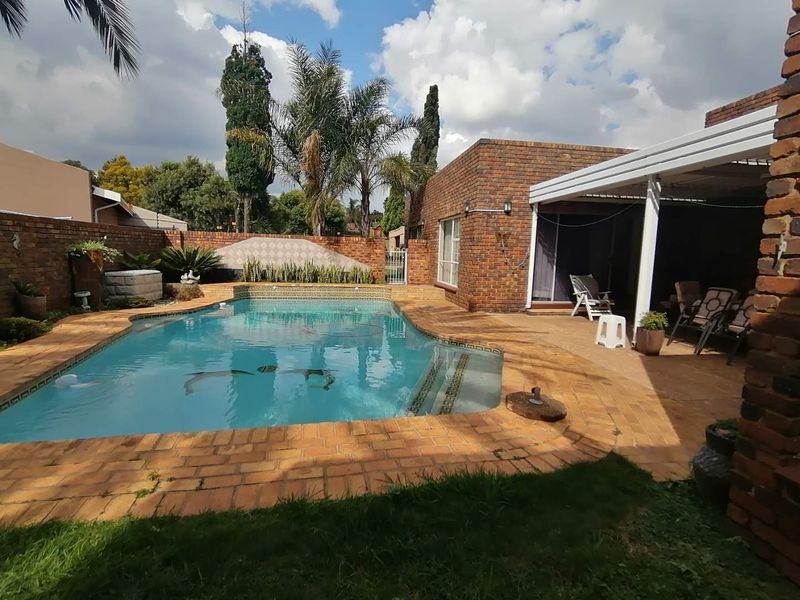 Low maintenance facebrick home in soon to be enclosed area - Photo 5