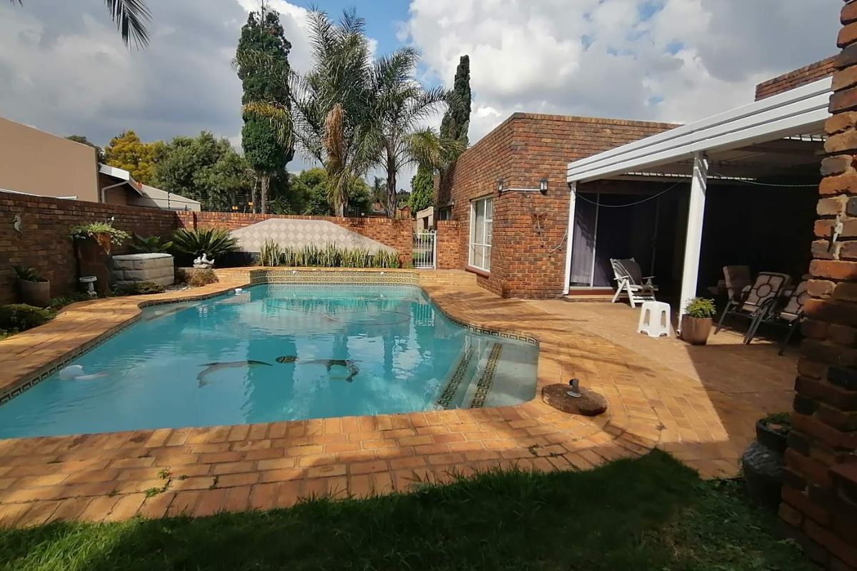 Low maintenance facebrick home in soon to be enclosed area - Photo 5