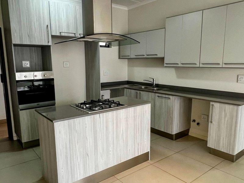 Elegant First-Floor Apartment with Lift Access - Photo 2