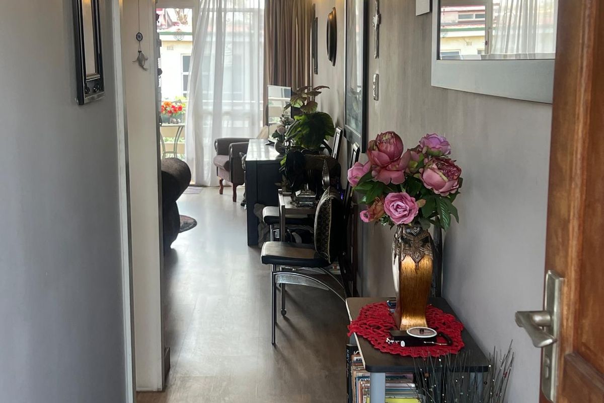 This lock up and go upstairs unit is up for grabs in a lovely complex. - Photo 3
