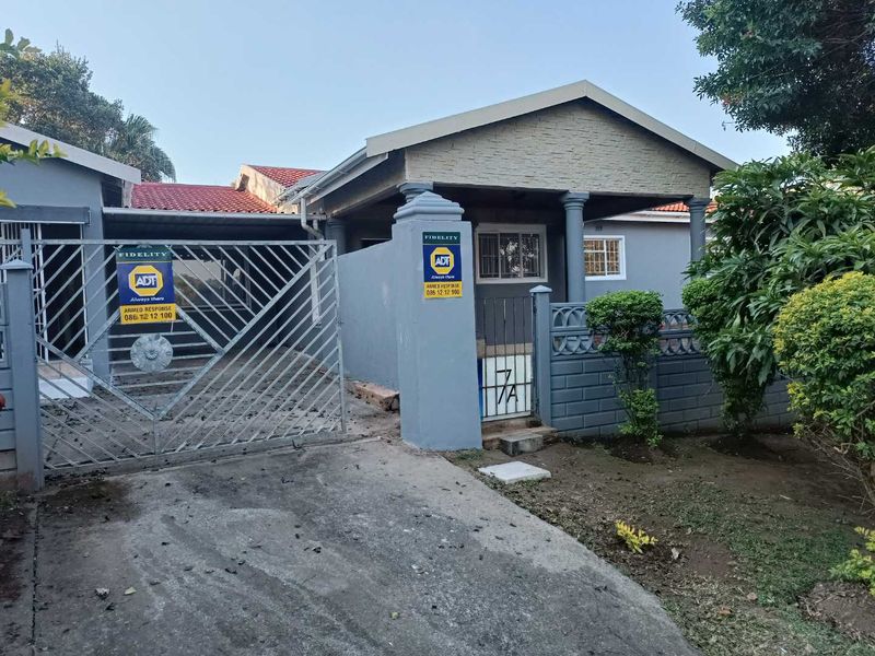 🏡 Spacious 4-Bedroom Family Home with Separate Flatlet to Rent in Lincoln Meade - Photo 1