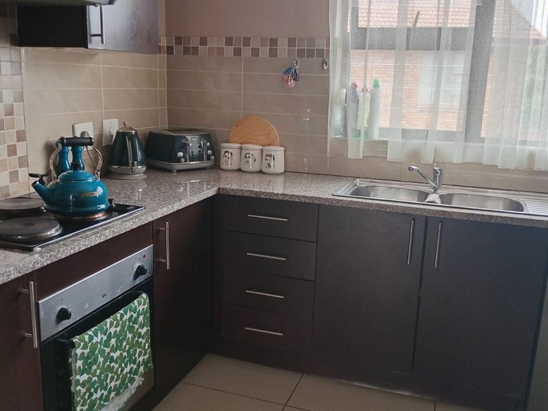 Modern Two Bedroom Townhouse For Sale in Brackendowns. - Photo 9