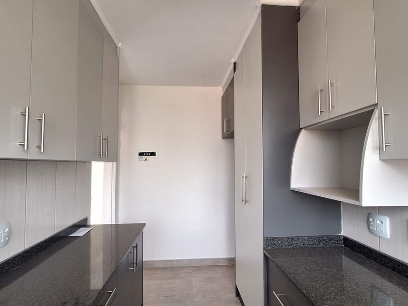 Spacious, newly renovated 2 bedroom apartment in Roodepoort - Photo 6