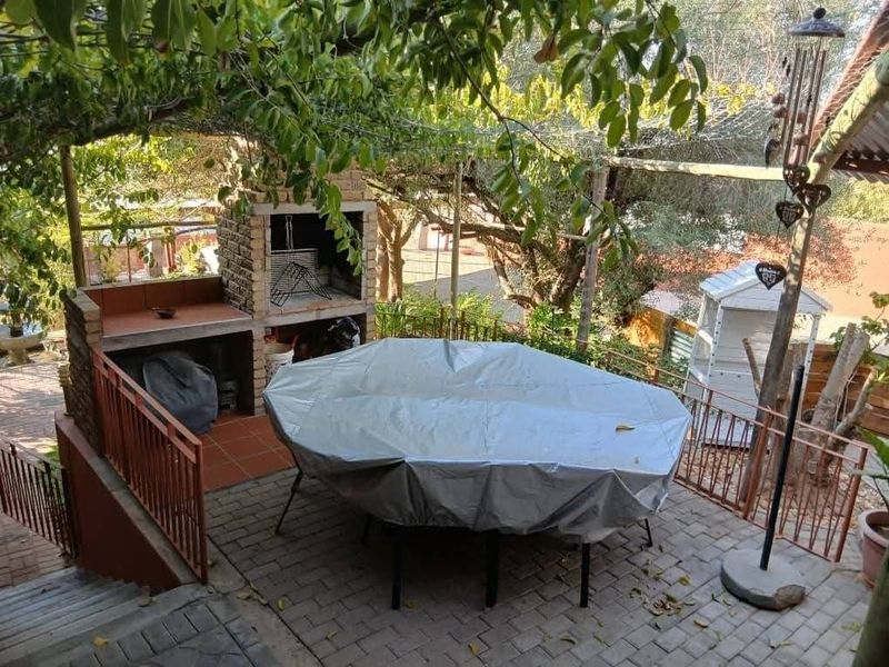 Nestled on a scenic hilltop with sweeping views over Keetmanshoop, this well-loved and beautifully maintained guesthouse offers comfort, charm and exceptional p - Photo 3