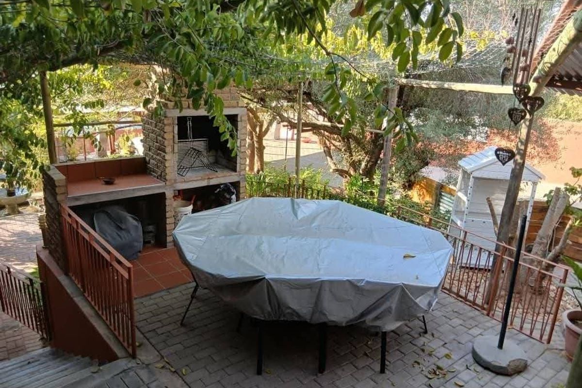 Nestled on a scenic hilltop with sweeping views over Keetmanshoop, this well-loved and beautifully maintained guesthouse offers comfort, charm and exceptional p - Photo 3