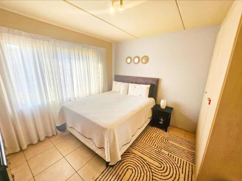 Perfect two bedroom townhouse in Klippoortje - Photo 4